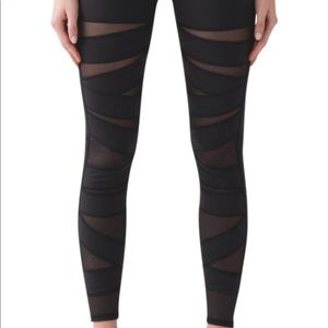 Lulu lemon mesh black leggings, size 6